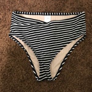 Black and white striped crossover design, full coverage Kona Sol bottoms, size s